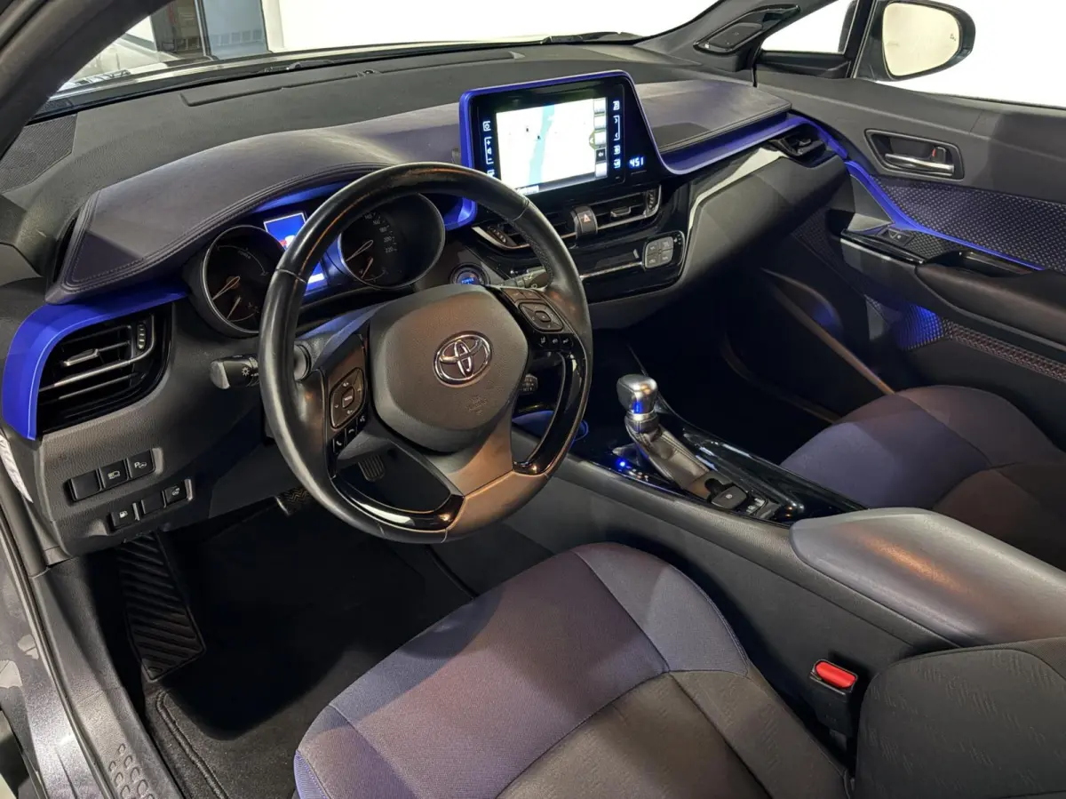 1.8 Hybrid Bi-Tone Plus |NL-Auto|ACC|JBL|PDC|Lane| Side Assist|Stoelverwarming|Camera|Winterpack|