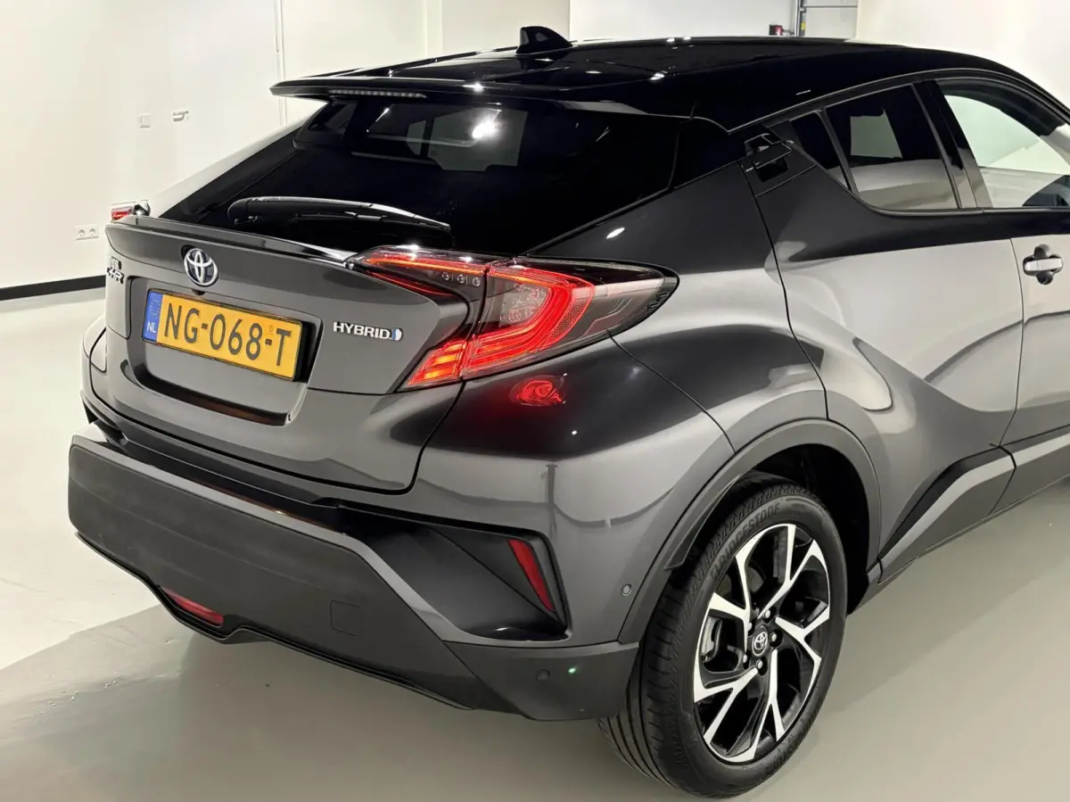 1.8 Hybrid Bi-Tone Plus |NL-Auto|ACC|JBL|PDC|Lane| Side Assist|Stoelverwarming|Camera|Winterpack|