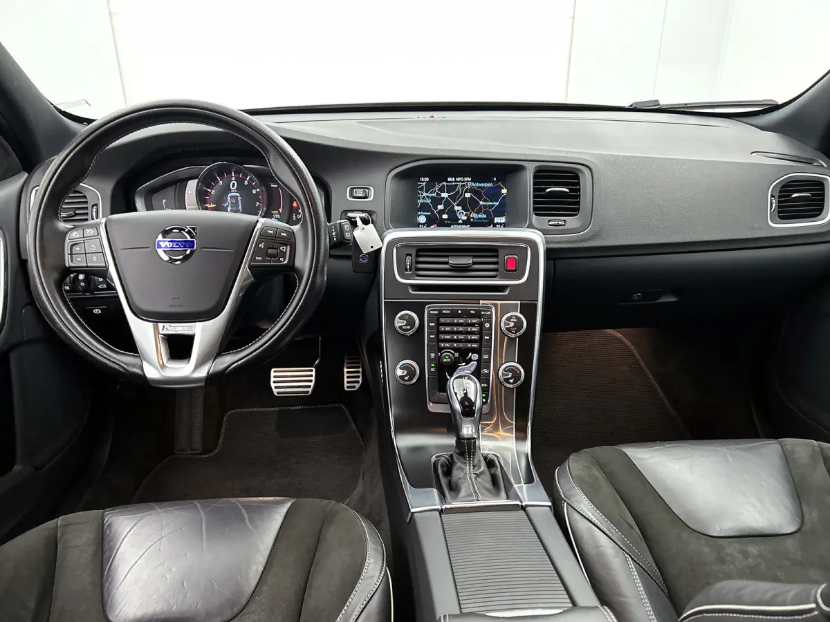 1.5 T3 R-Design (NL-auto, Goed OnderH, Trekhaak, Navi, StoelV, Parkeersensoren, Etc)