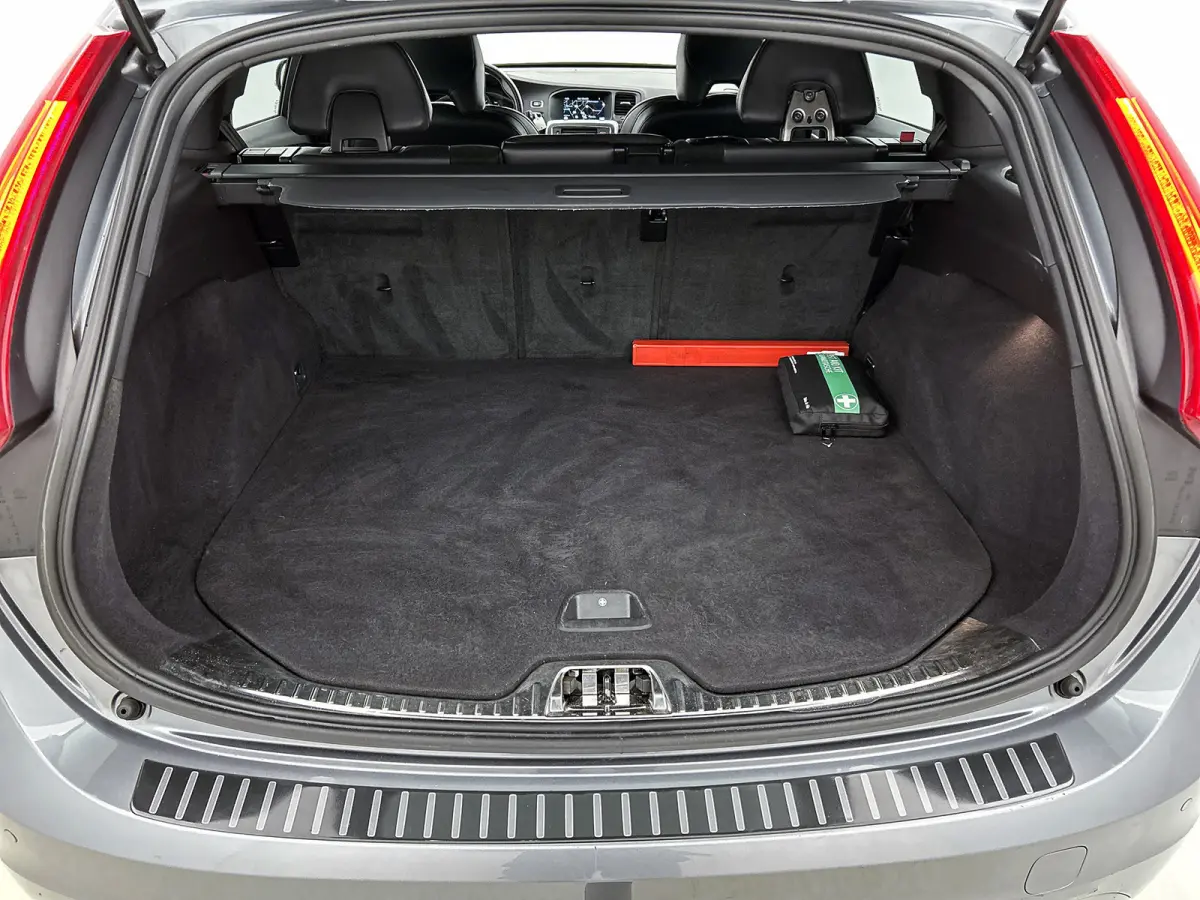 1.5 T3 R-Design (NL-auto, Goed OnderH, Trekhaak, Navi, StoelV, Parkeersensoren, Etc)