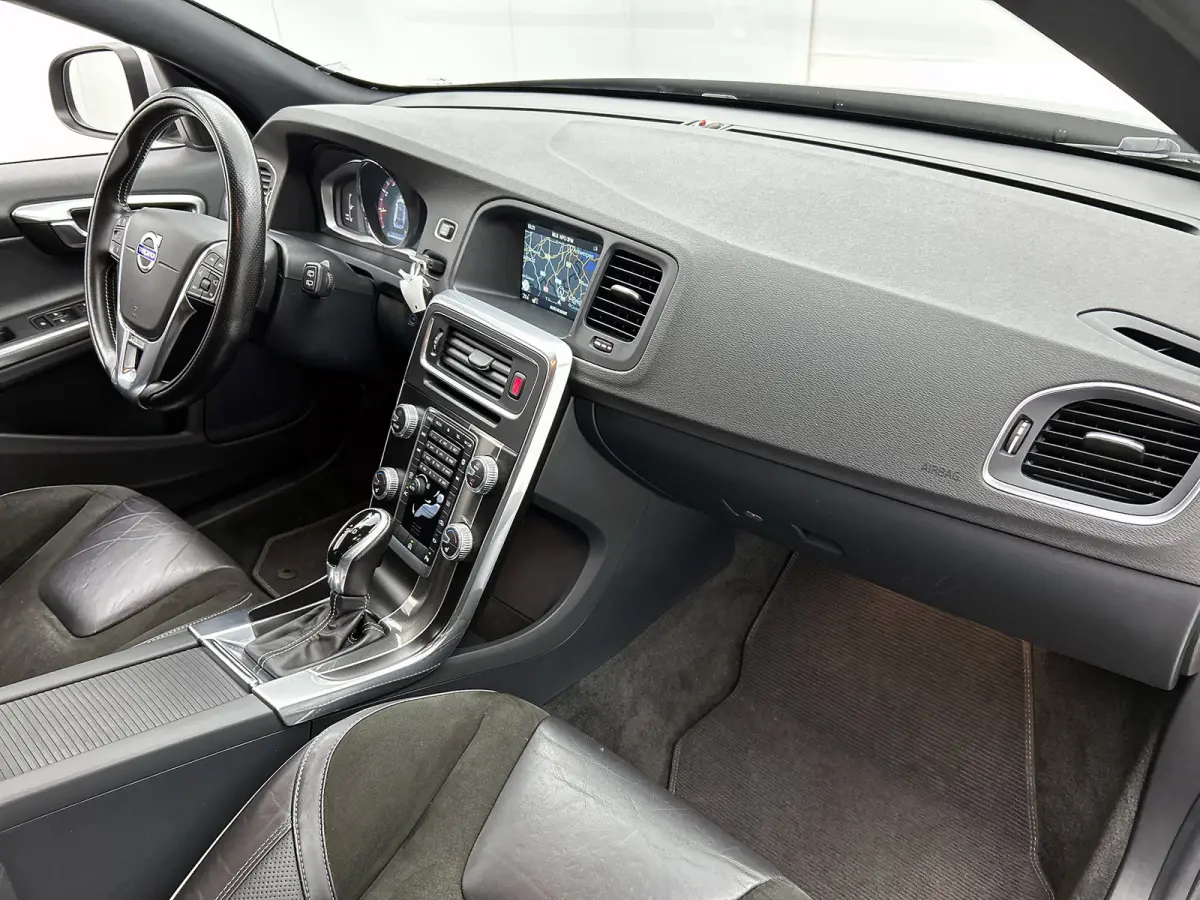 1.5 T3 R-Design (NL-auto, Goed OnderH, Trekhaak, Navi, StoelV, Parkeersensoren, Etc)