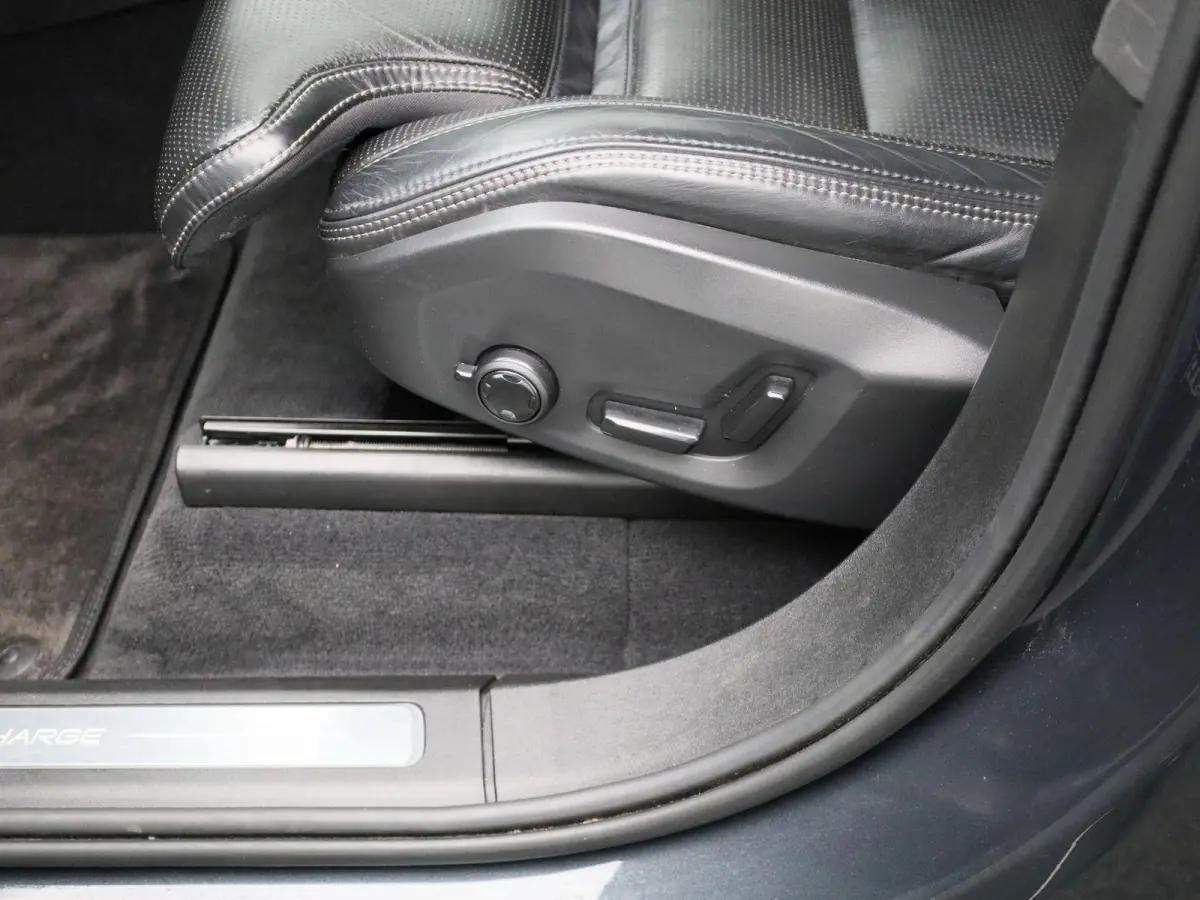 2.0 T8 4WD Geartronic Inscription 7-Persoons | Apple Carplay / Android Auto | Stoelverwarming | Stuurverwarming | Memory Seats | Achteruitrijcamera | Parkeersensoren |