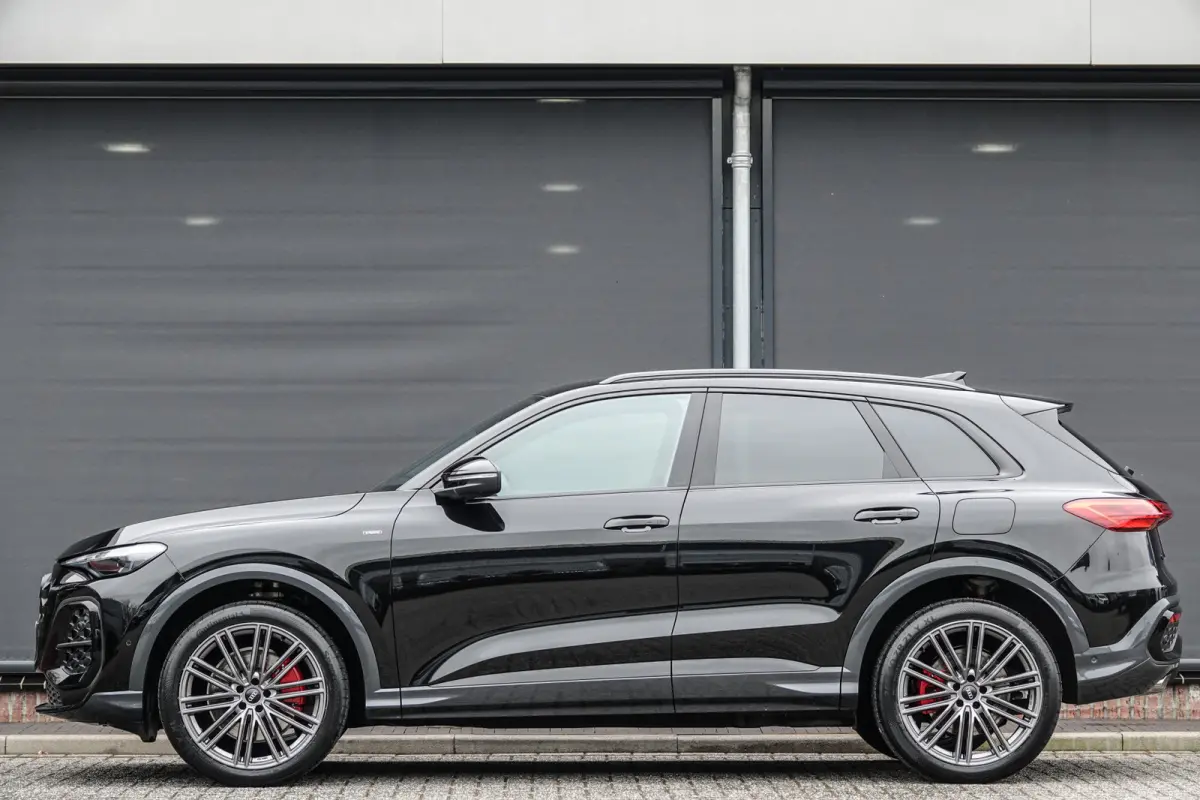 e-hybrid 367Pk | Plug In Hybride | Quattro | S-Line | MMI Bijrijdersdisplay | Tech Plus | 360° Camera | Trekhaak | 21'' | Mythos Black
