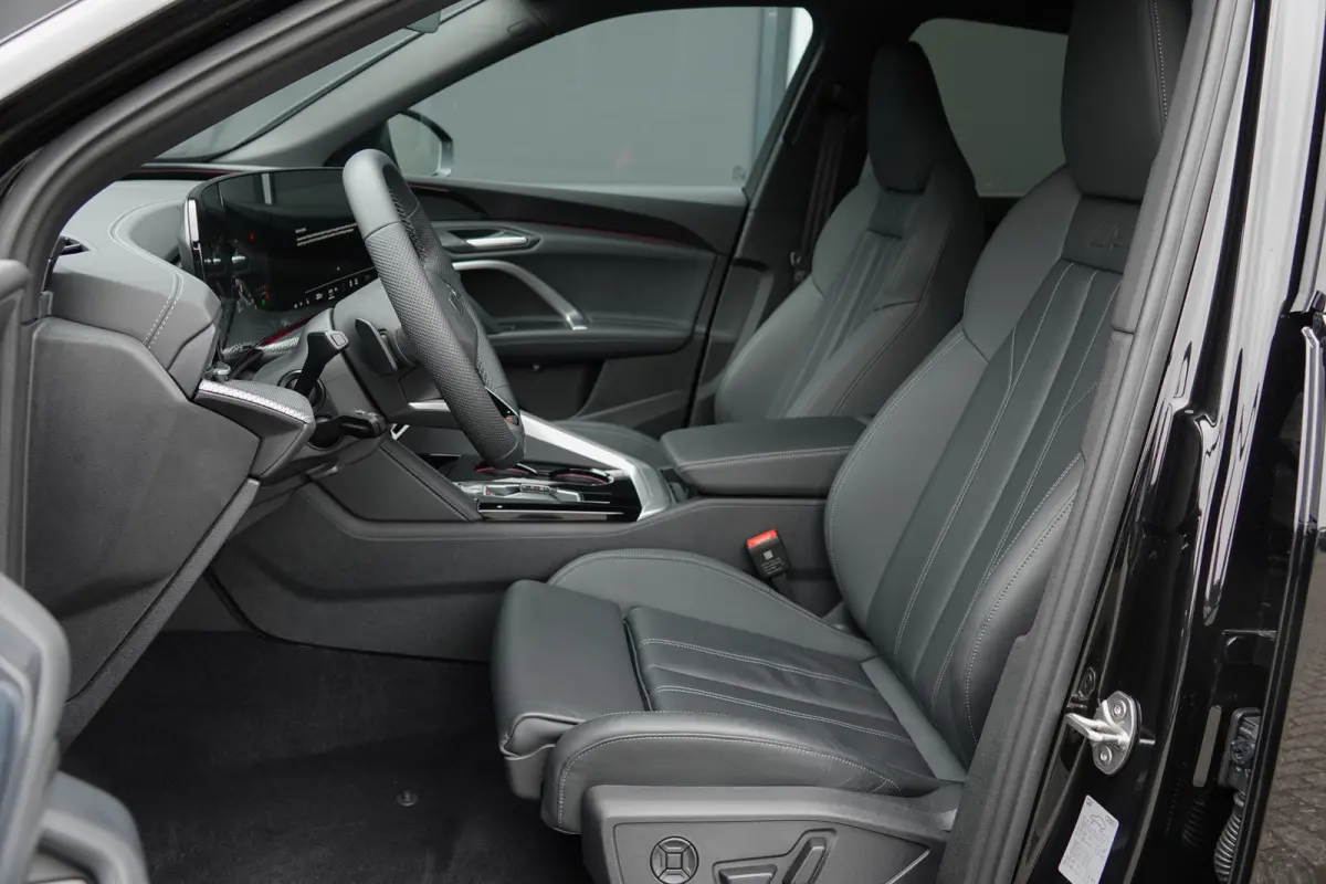 e-hybrid 367Pk | Plug In Hybride | Quattro | S-Line | MMI Bijrijdersdisplay | Tech Plus | 360° Camera | Trekhaak | 21'' | Mythos Black