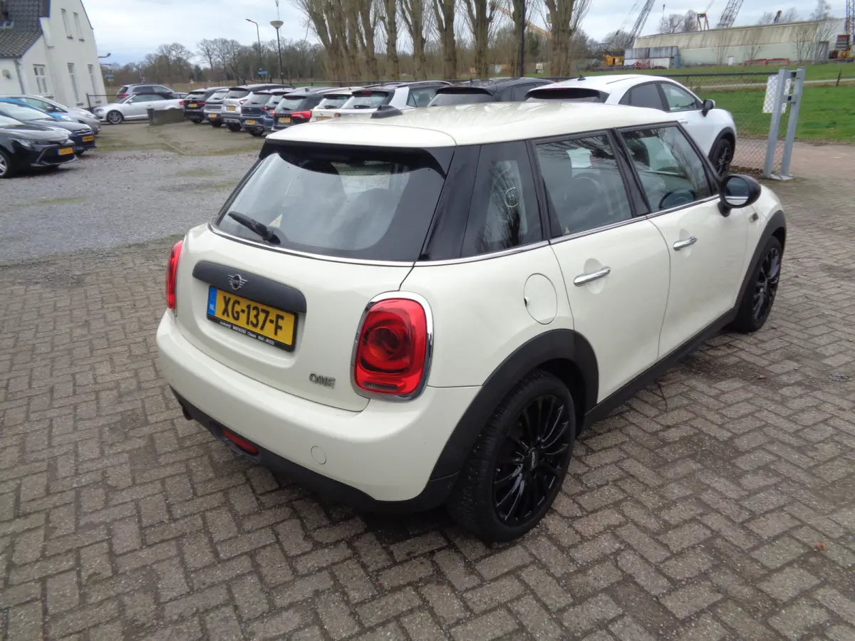 1.5 One First Airco, Navigatie, Carplay, LM velgen 17 inch