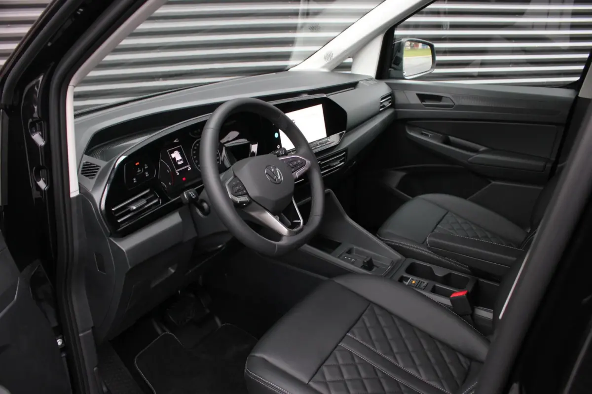 2.0 TDI 122PK DSG JB- EDITION / MAXTRON / SIDE- BARS / VERLAAGD / ELEK- PAKKET / PDC / CAMERA / BLACK OPS