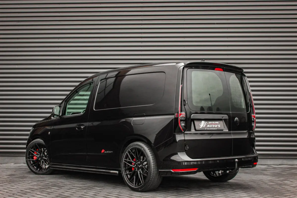 2.0 TDI 122PK DSG JB- EDITION / MAXTRON / SIDE- BARS / VERLAAGD / ELEK- PAKKET / PDC / CAMERA / BLACK OPS