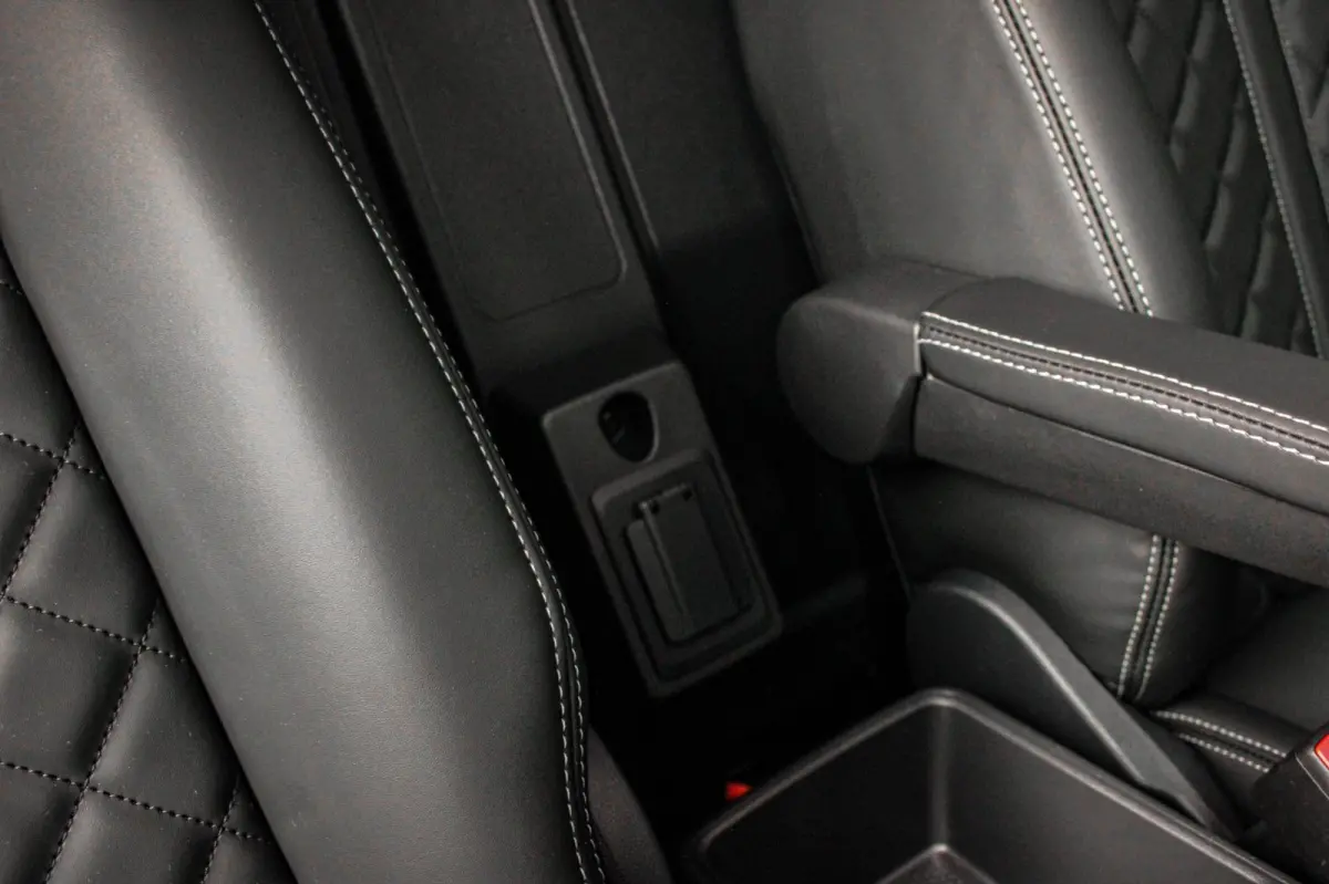 2.0 TDI 122PK DSG JB- EDITION / MAXTRON / SIDE- BARS / VERLAAGD / ELEK- PAKKET / PDC / CAMERA / BLACK OPS