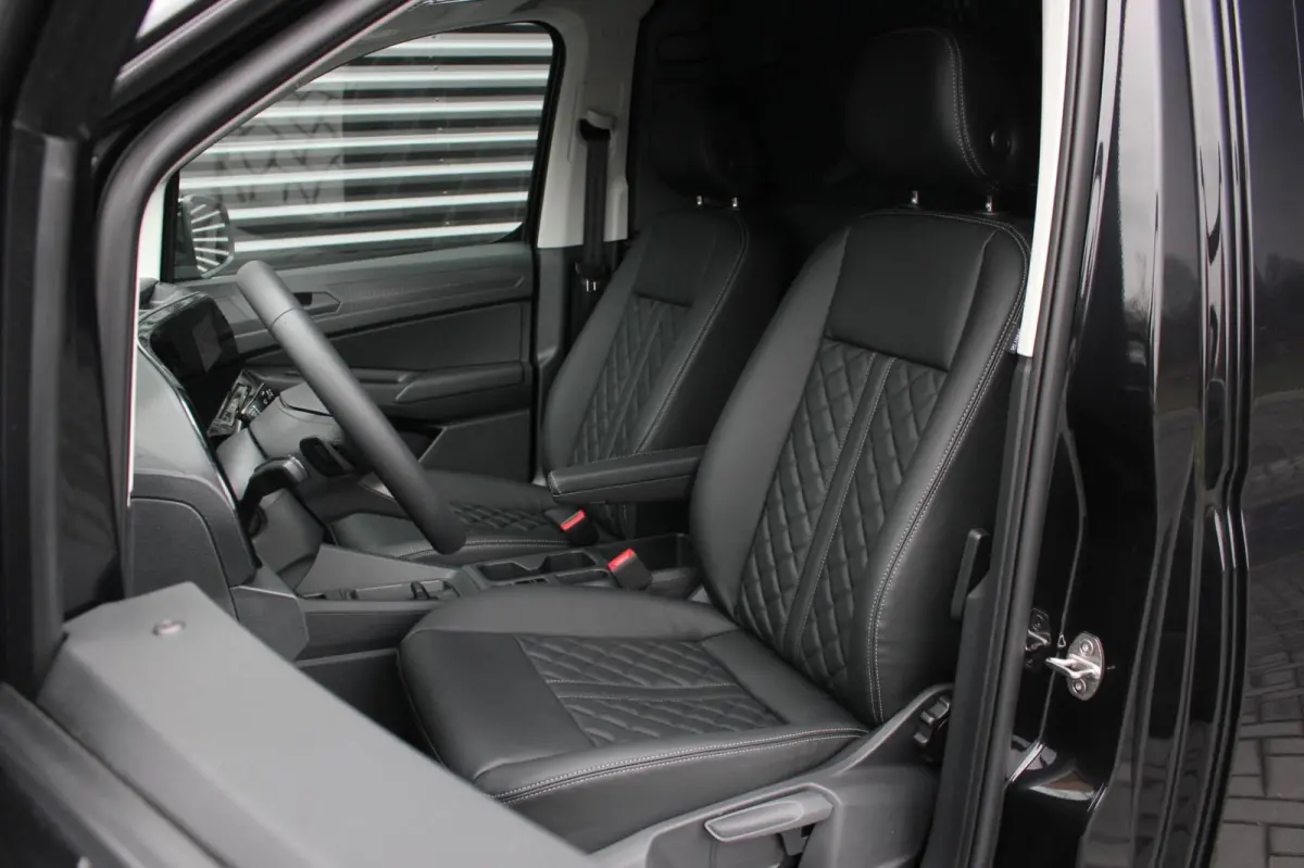 2.0 TDI 122PK DSG JB- EDITION / MAXTRON / SIDE- BARS / VERLAAGD / ELEK- PAKKET / PDC / CAMERA / BLACK OPS