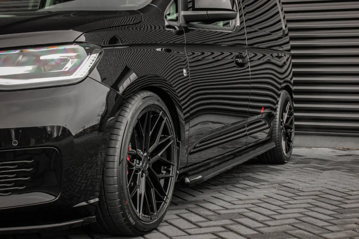 2.0 TDI 122PK DSG JB- EDITION / MAXTRON / SIDE- BARS / VERLAAGD / ELEK- PAKKET / PDC / CAMERA / BLACK OPS
