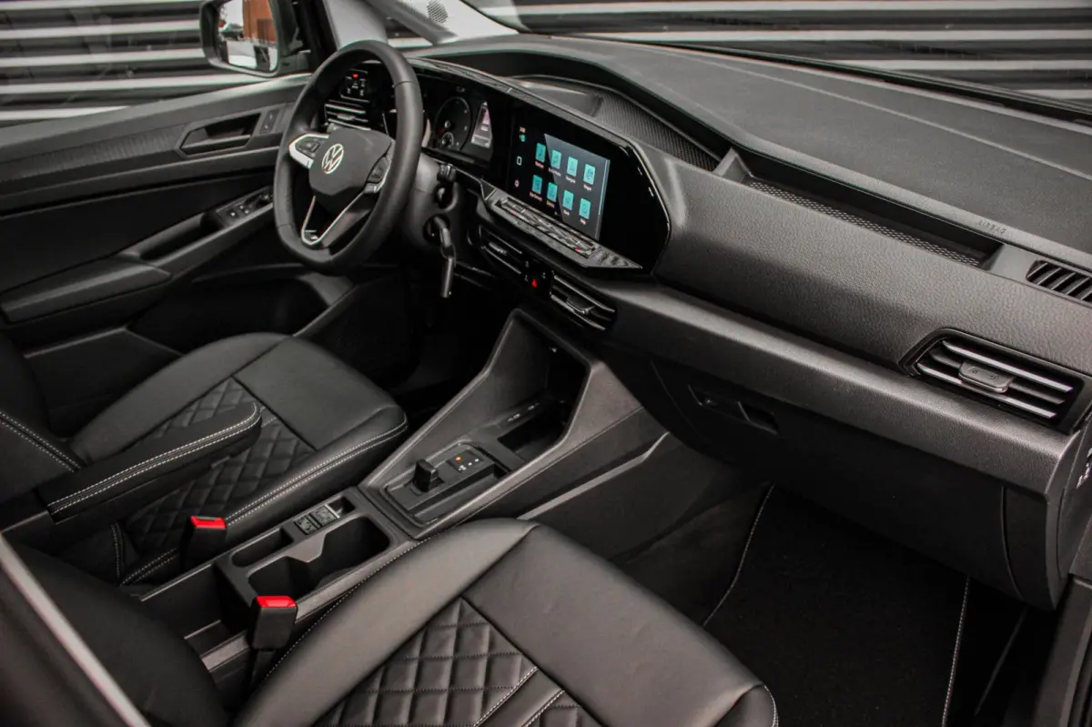 2.0 TDI 122PK DSG JB- EDITION / MAXTRON / SIDE- BARS / VERLAAGD / ELEK- PAKKET / PDC / CAMERA / BLACK OPS