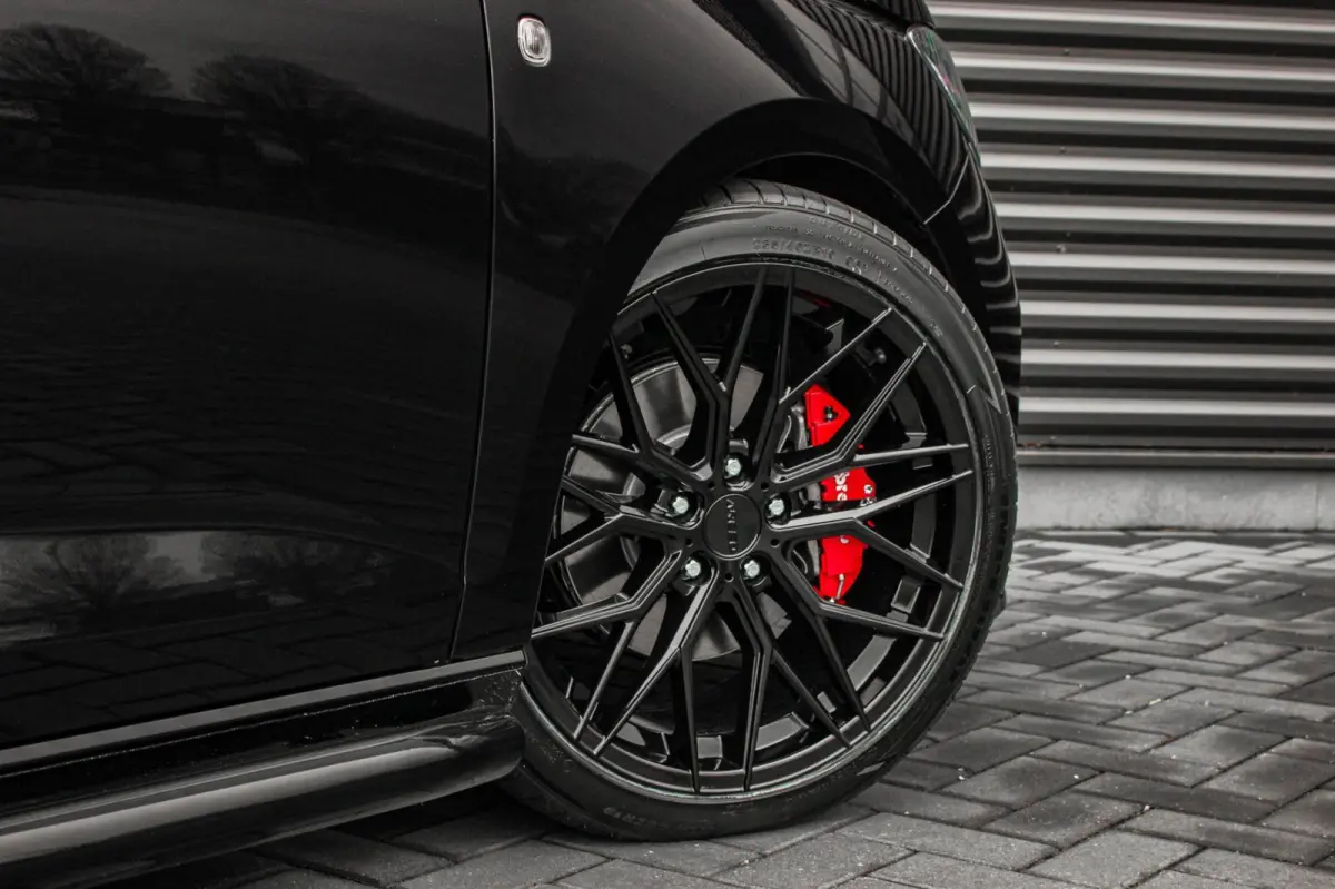 2.0 TDI 122PK DSG JB- EDITION / MAXTRON / SIDE- BARS / VERLAAGD / ELEK- PAKKET / PDC / CAMERA / BLACK OPS