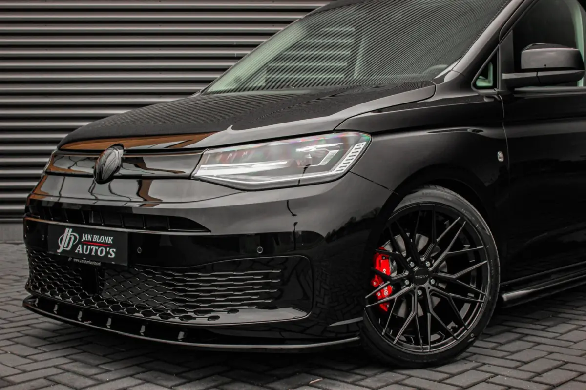 2.0 TDI 122PK DSG JB- EDITION / MAXTRON / SIDE- BARS / VERLAAGD / ELEK- PAKKET / PDC / CAMERA / BLACK OPS