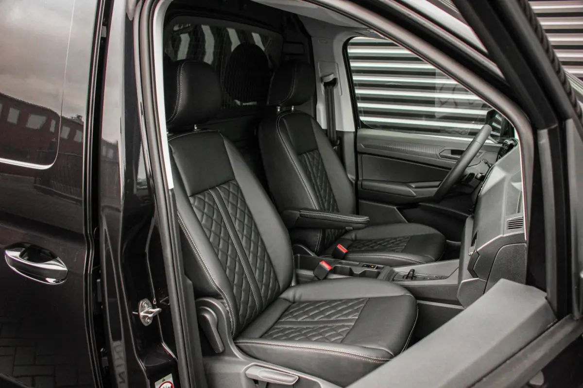 2.0 TDI 122PK DSG JB- EDITION / MAXTRON / SIDE- BARS / VERLAAGD / ELEK- PAKKET / PDC / CAMERA / BLACK OPS