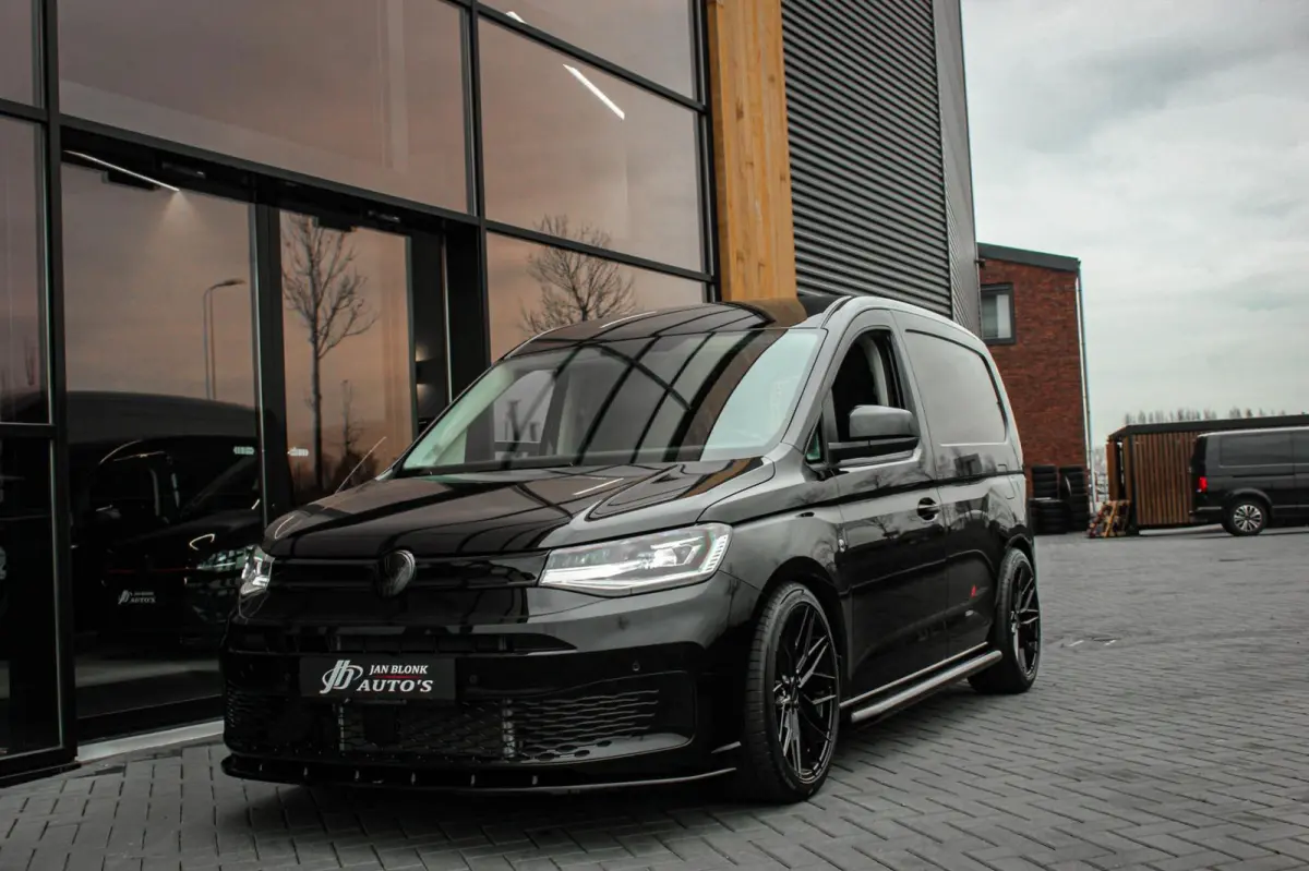2.0 TDI 122PK DSG JB- EDITION / MAXTRON / SIDE- BARS / VERLAAGD / ELEK- PAKKET / PDC / CAMERA / BLACK OPS