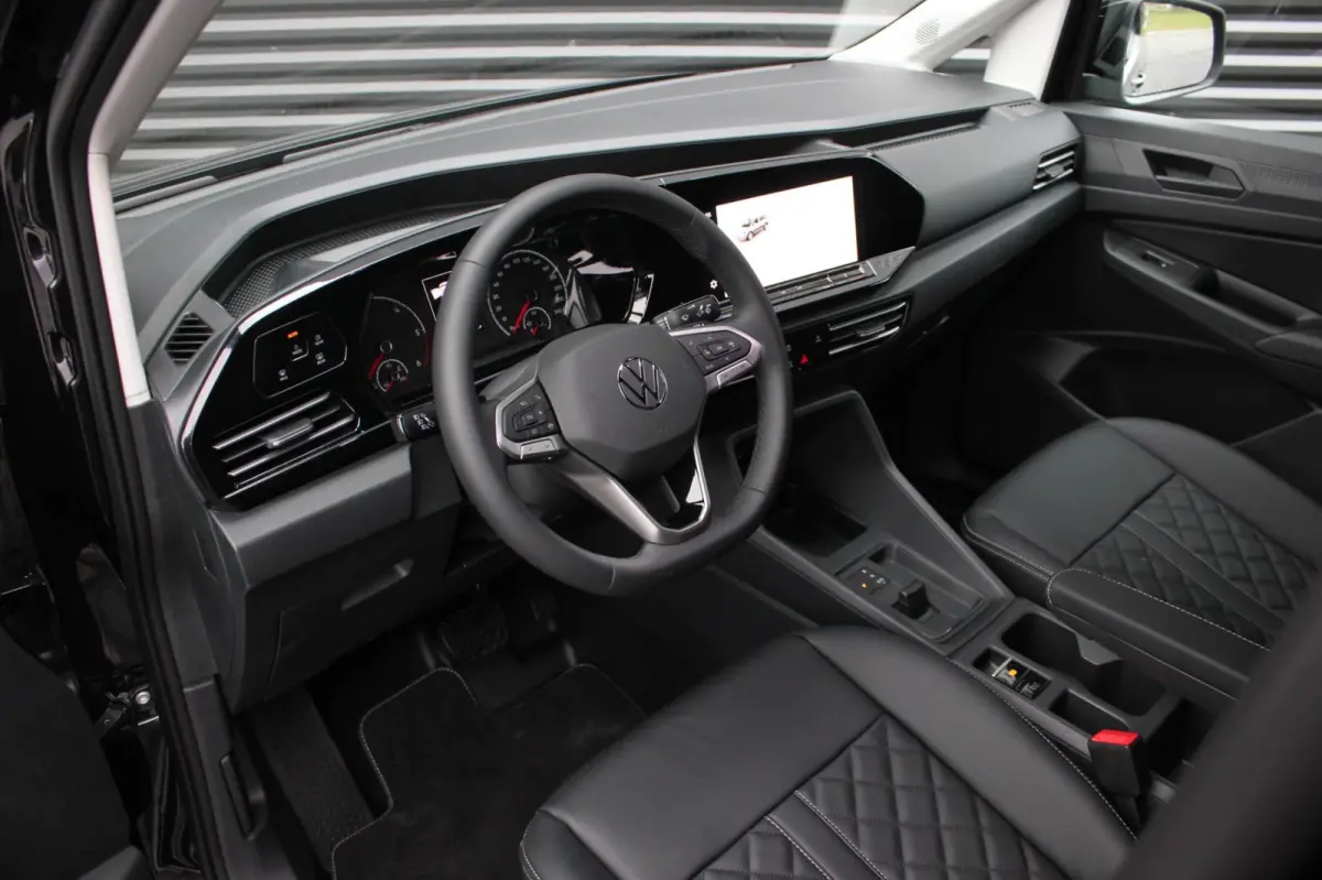 2.0 TDI 122PK DSG JB- EDITION / MAXTRON / SIDE- BARS / VERLAAGD / ELEK- PAKKET / PDC / CAMERA / BLACK OPS