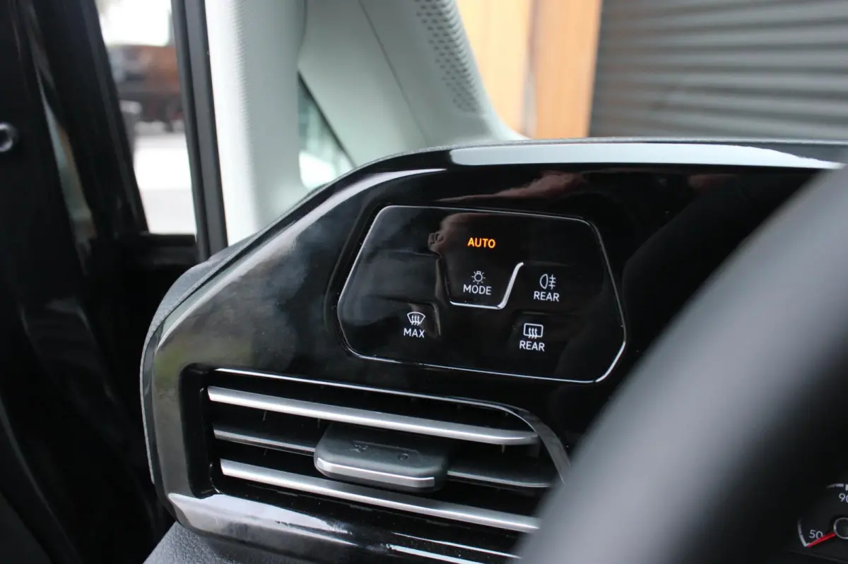 2.0 TDI 122PK DSG JB- EDITION / MAXTRON / SIDE- BARS / VERLAAGD / ELEK- PAKKET / PDC / CAMERA / BLACK OPS