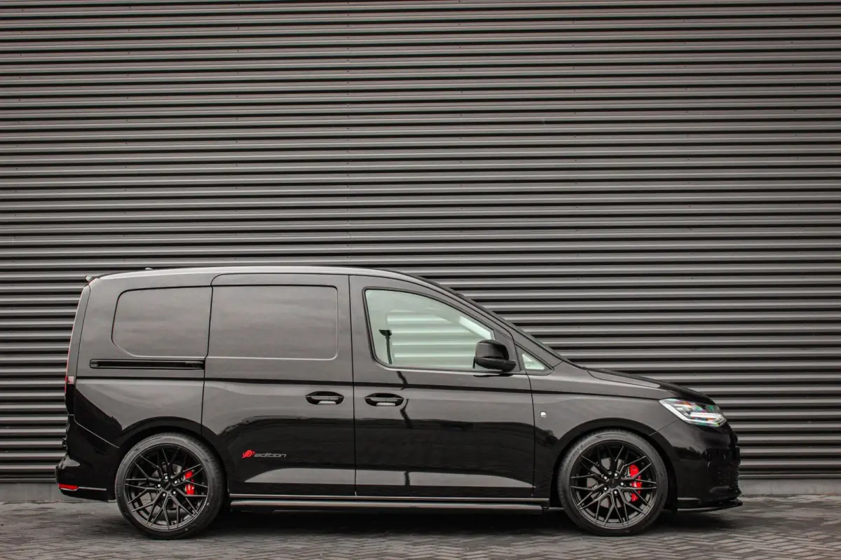 2.0 TDI 122PK DSG JB- EDITION / MAXTRON / SIDE- BARS / VERLAAGD / ELEK- PAKKET / PDC / CAMERA / BLACK OPS