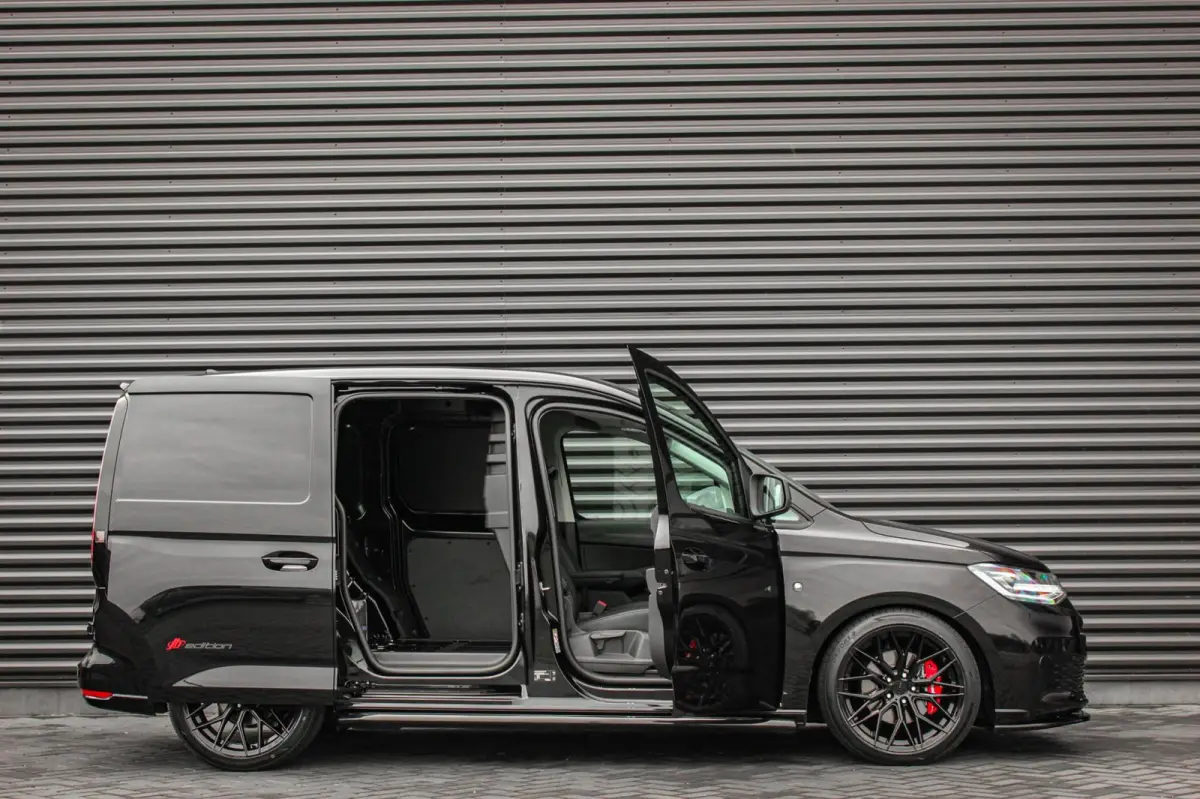 2.0 TDI 122PK DSG JB- EDITION / MAXTRON / SIDE- BARS / VERLAAGD / ELEK- PAKKET / PDC / CAMERA / BLACK OPS