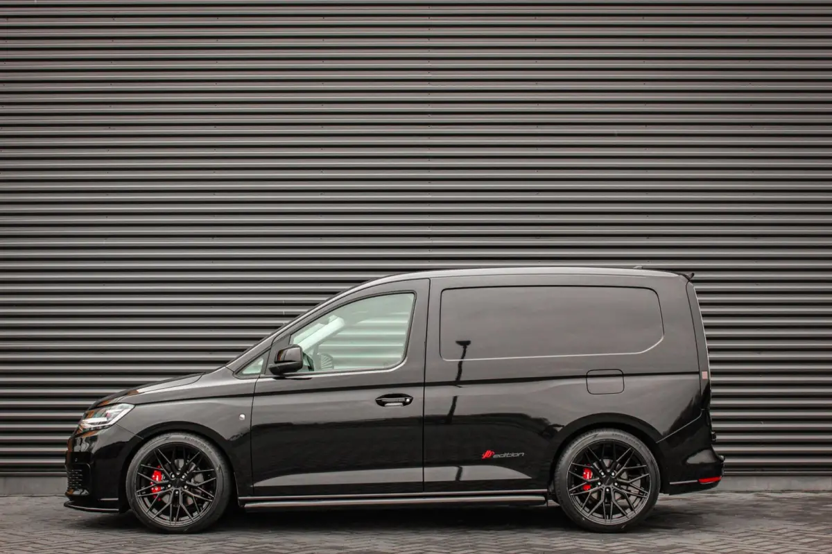 2.0 TDI 122PK DSG JB- EDITION / MAXTRON / SIDE- BARS / VERLAAGD / ELEK- PAKKET / PDC / CAMERA / BLACK OPS