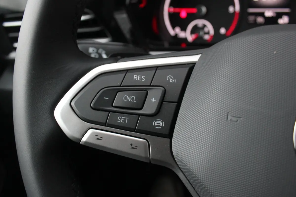 2.0 TDI 122PK DSG JB- EDITION / MAXTRON / SIDE- BARS / VERLAAGD / ELEK- PAKKET / PDC / CAMERA / BLACK OPS