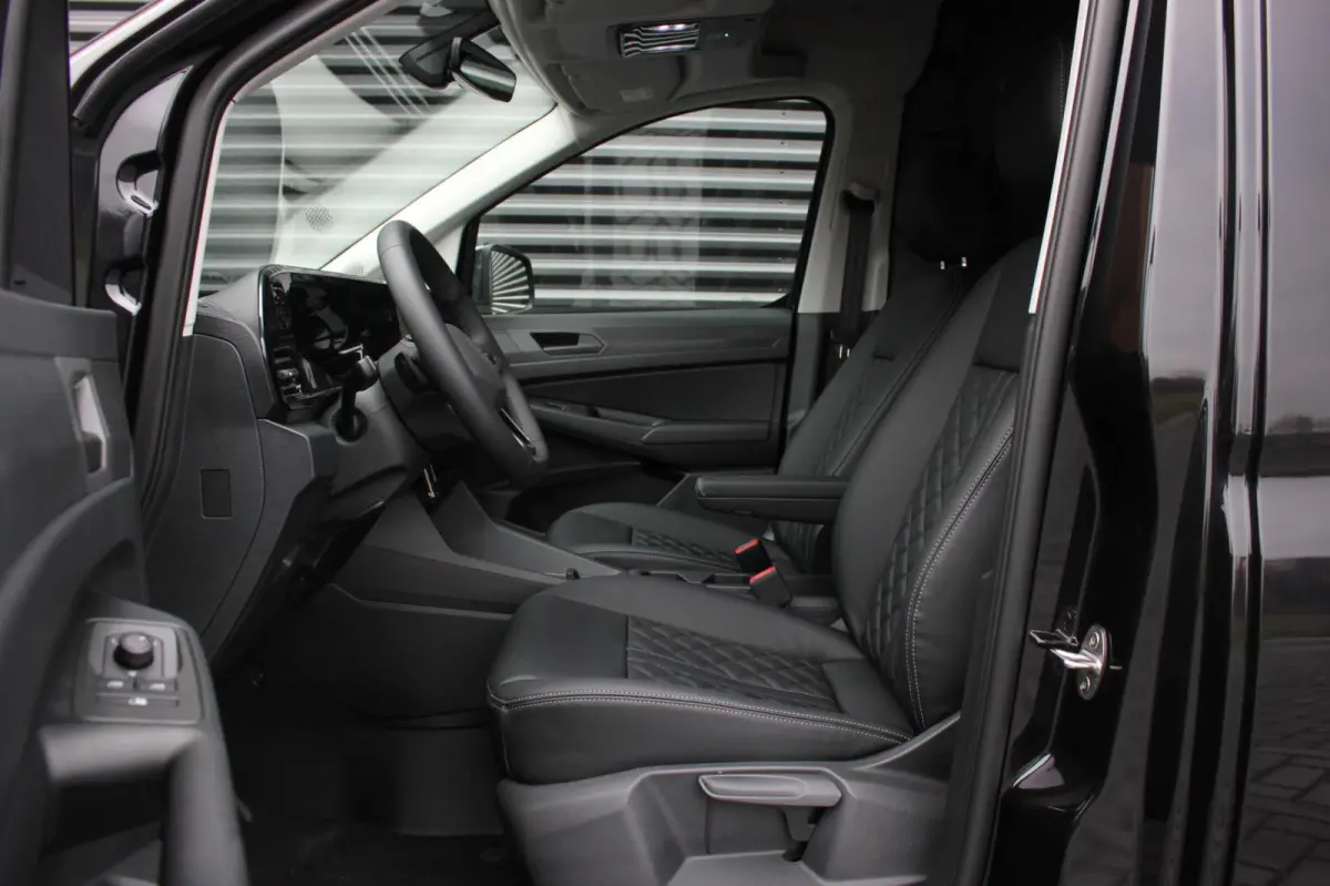 2.0 TDI 122PK DSG JB- EDITION / MAXTRON / SIDE- BARS / VERLAAGD / ELEK- PAKKET / PDC / CAMERA / BLACK OPS
