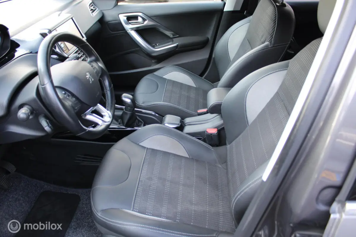 1.2 110 PK Turbo GT-line, Donker glas, Pdc voor + achter + camera, Cruise, Clima, Navi, App connect
