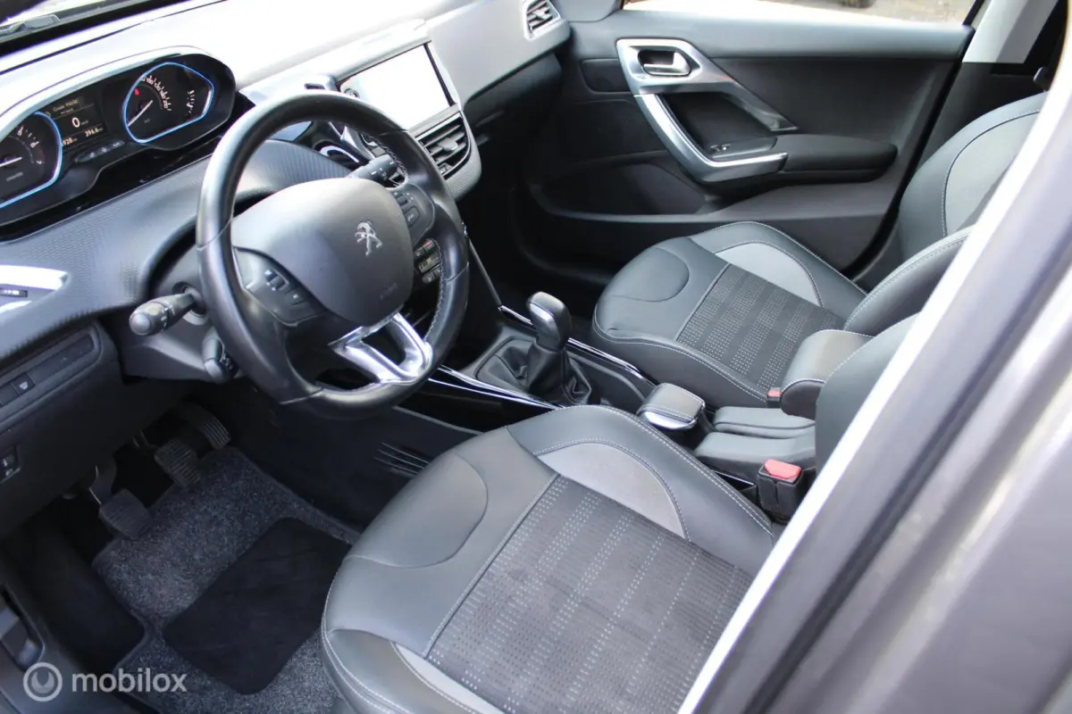 1.2 110 PK Turbo GT-line, Donker glas, Pdc voor + achter + camera, Cruise, Clima, Navi, App connect
