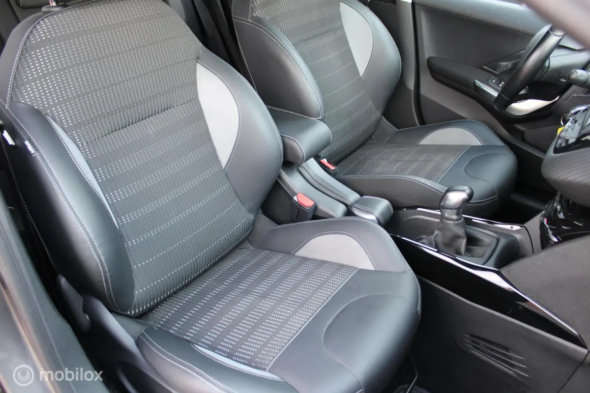 1.2 110 PK Turbo GT-line, Donker glas, Pdc voor + achter + camera, Cruise, Clima, Navi, App connect