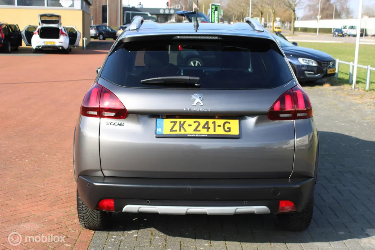 1.2 110 PK Turbo GT-line, Donker glas, Pdc voor + achter + camera, Cruise, Clima, Navi, App connect