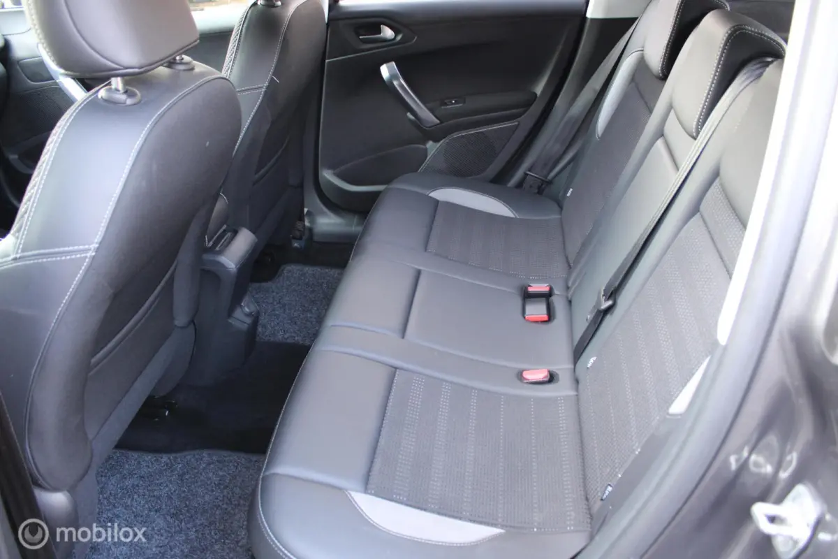 1.2 110 PK Turbo GT-line, Donker glas, Pdc voor + achter + camera, Cruise, Clima, Navi, App connect