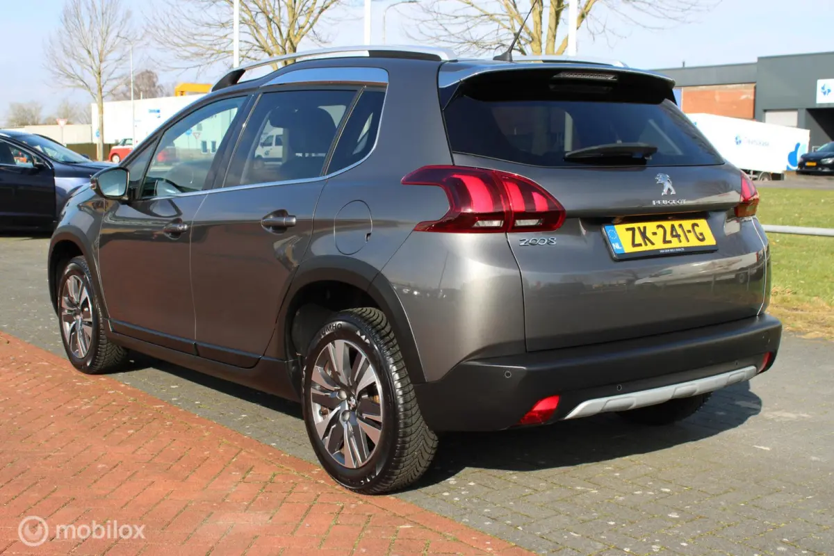 1.2 110 PK Turbo GT-line, Donker glas, Pdc voor + achter + camera, Cruise, Clima, Navi, App connect