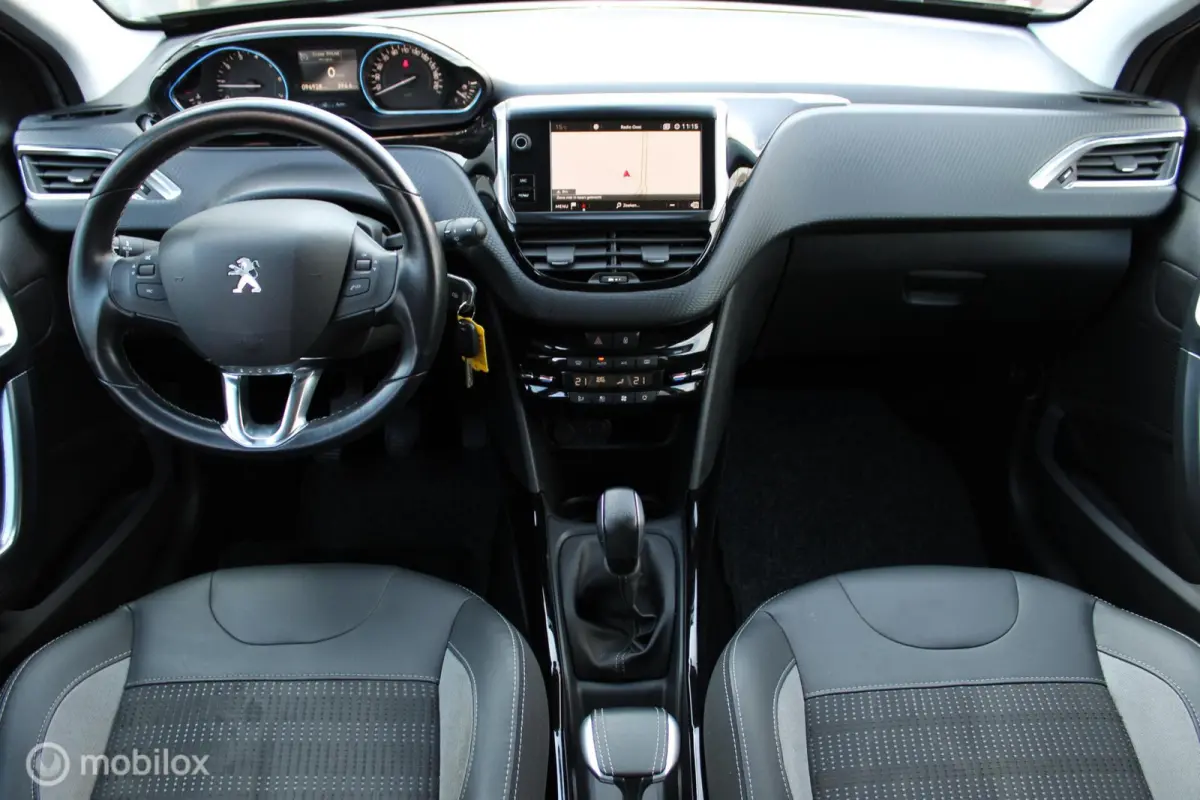 1.2 110 PK Turbo GT-line, Donker glas, Pdc voor + achter + camera, Cruise, Clima, Navi, App connect