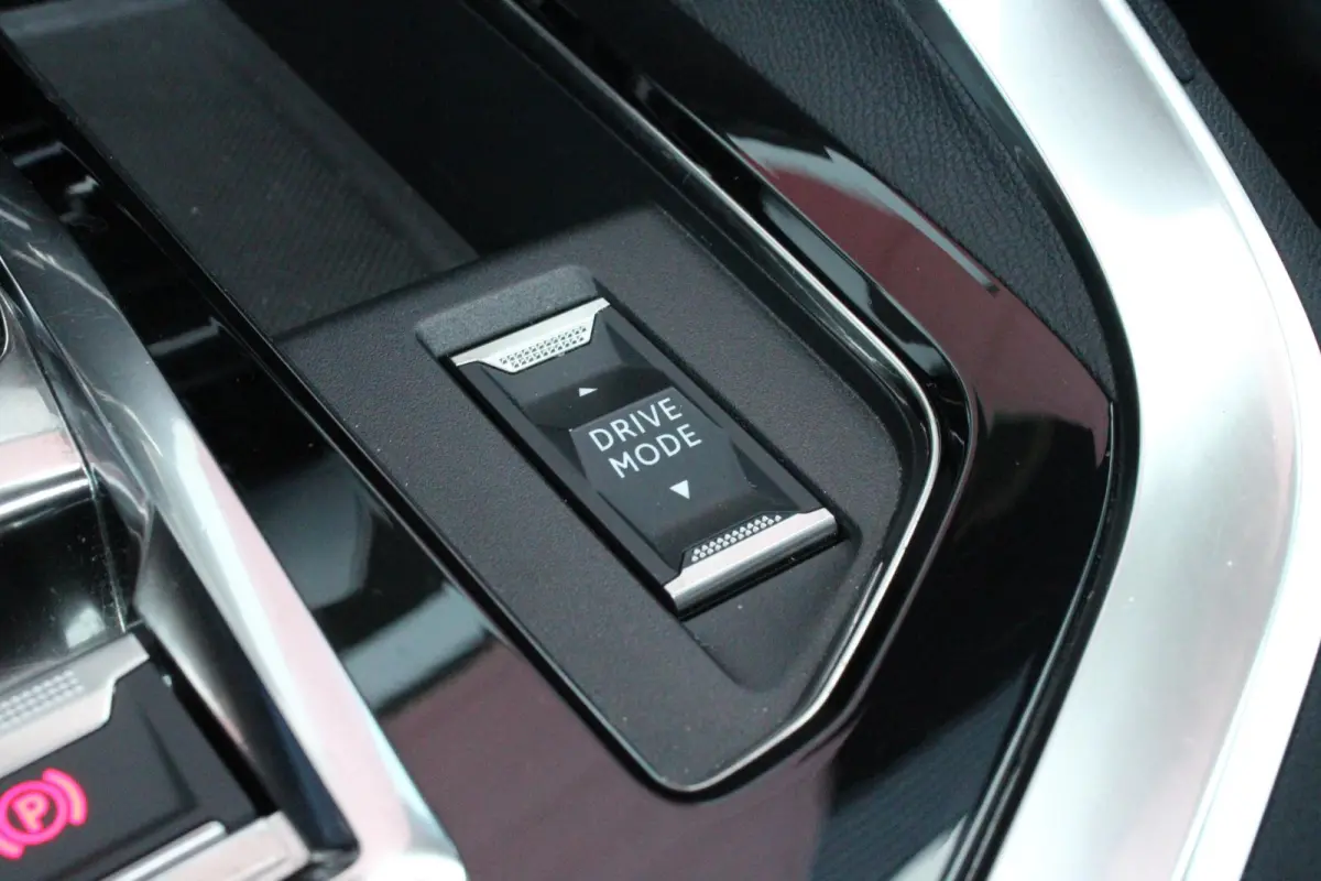 1.2 130PK AUTOMAAT GT PACK BUSINESS | PANORAMISCH SCHUIF/KANTEL DAK | AFNEEMBARE TREKHAAK | ALCANTARA BEKLEDING | FULL LED KOPLAMPEN | FOCAL AUDIO SYSTEM | 19" LICHTMETALEN VELGEN | CLIMATE 