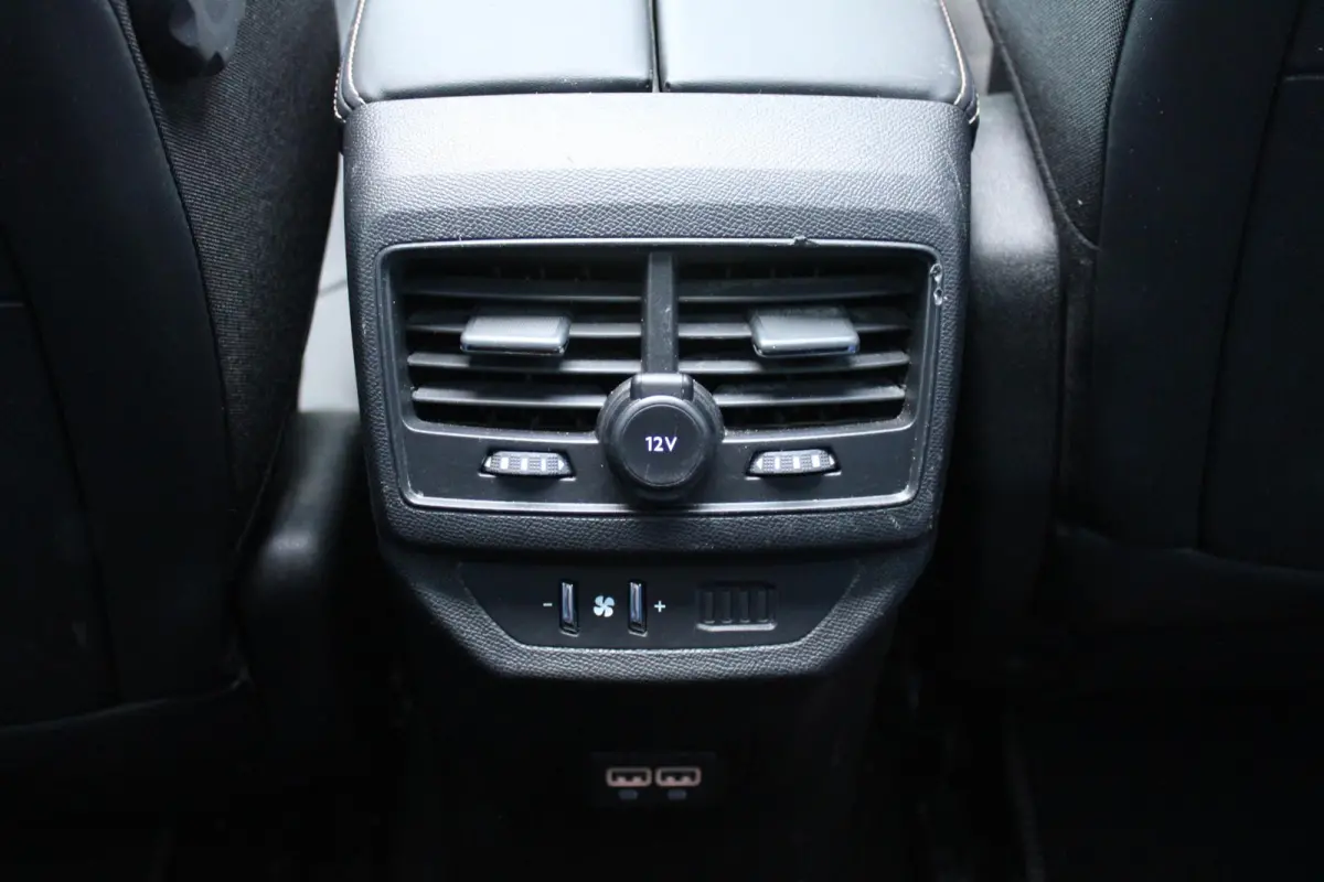 1.2 130PK AUTOMAAT GT PACK BUSINESS | PANORAMISCH SCHUIF/KANTEL DAK | AFNEEMBARE TREKHAAK | ALCANTARA BEKLEDING | FULL LED KOPLAMPEN | FOCAL AUDIO SYSTEM | 19" LICHTMETALEN VELGEN | CLIMATE 