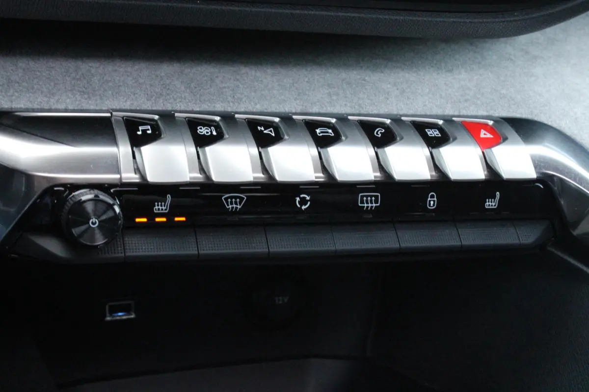 1.2 130PK AUTOMAAT GT PACK BUSINESS | PANORAMISCH SCHUIF/KANTEL DAK | AFNEEMBARE TREKHAAK | ALCANTARA BEKLEDING | FULL LED KOPLAMPEN | FOCAL AUDIO SYSTEM | 19" LICHTMETALEN VELGEN | CLIMATE 