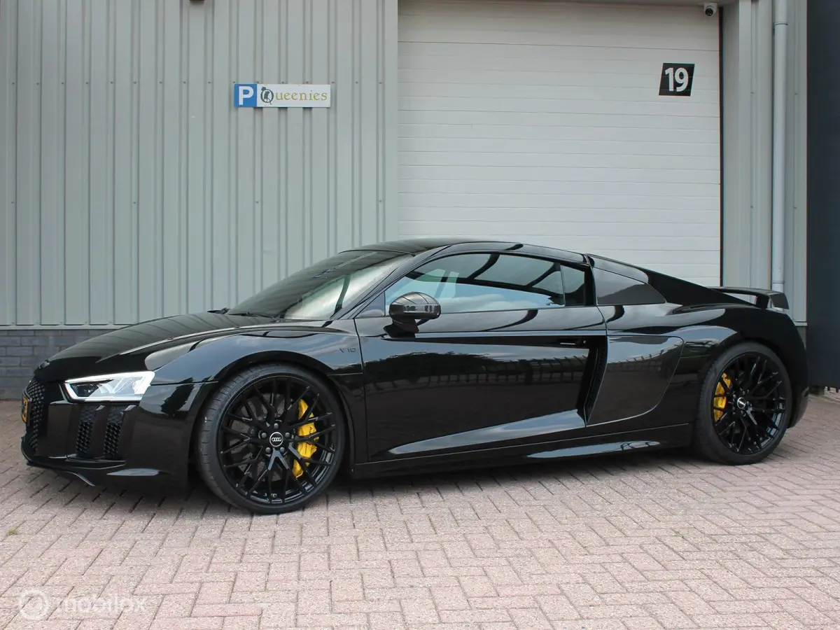 - Exclusive V10 PLUS 610pk 5.2 FSI Quattro