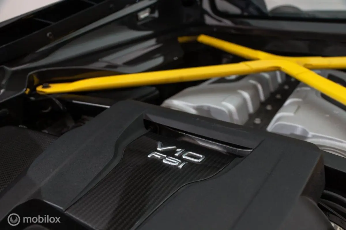 - Exclusive V10 PLUS 610pk 5.2 FSI Quattro