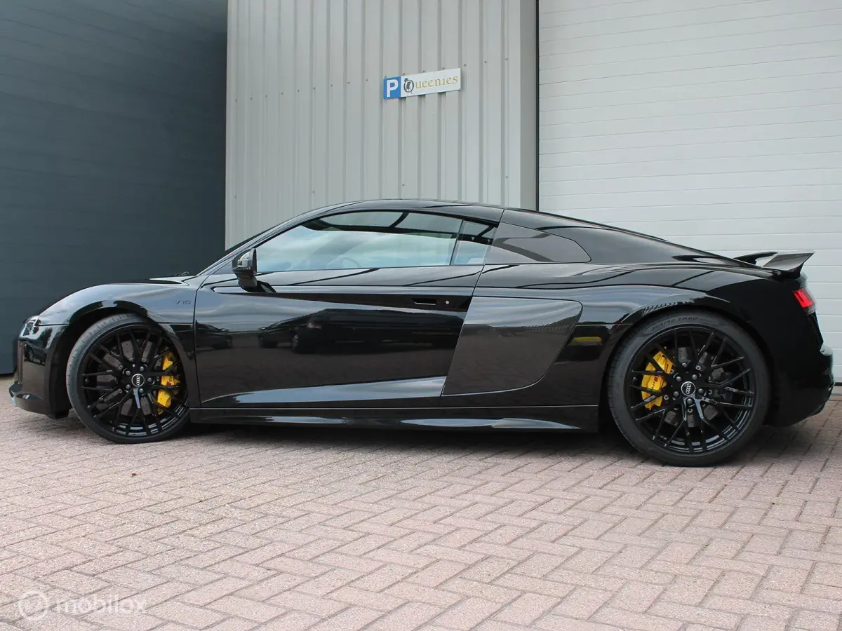 - Exclusive V10 PLUS 610pk 5.2 FSI Quattro