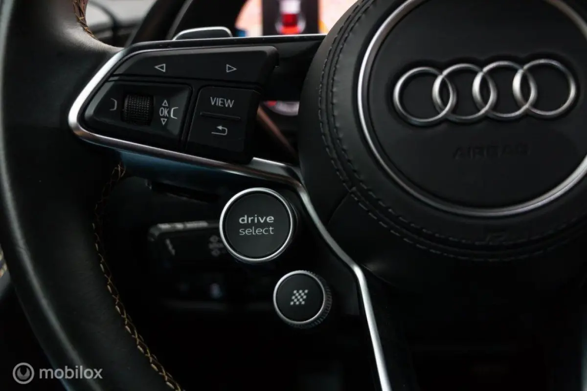- Exclusive V10 PLUS 610pk 5.2 FSI Quattro