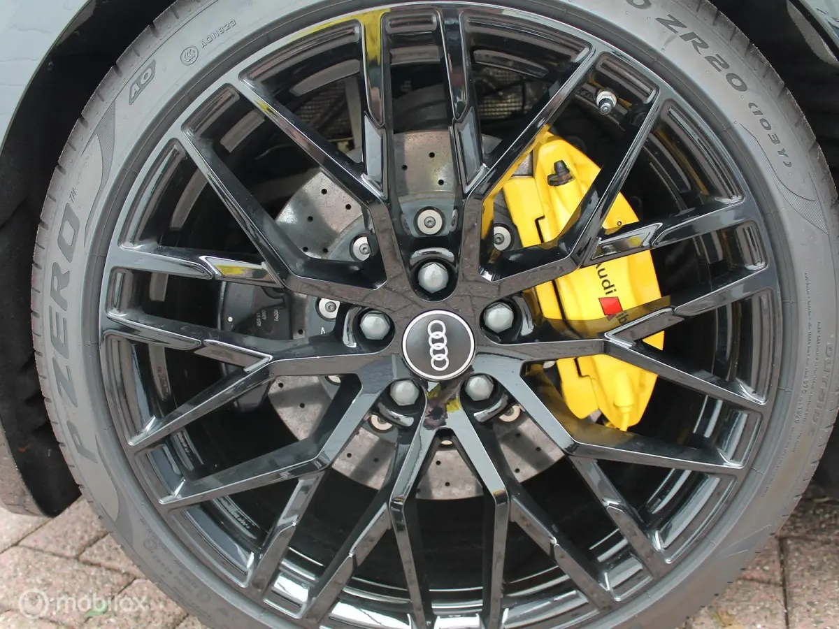 - Exclusive V10 PLUS 610pk 5.2 FSI Quattro