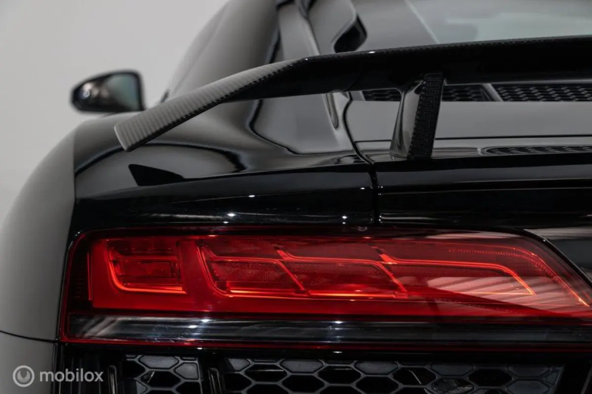 - Exclusive V10 PLUS 610pk 5.2 FSI Quattro