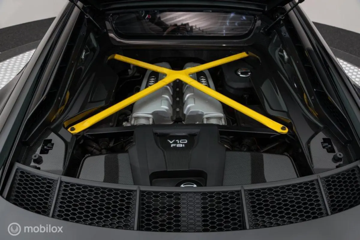 - Exclusive V10 PLUS 610pk 5.2 FSI Quattro