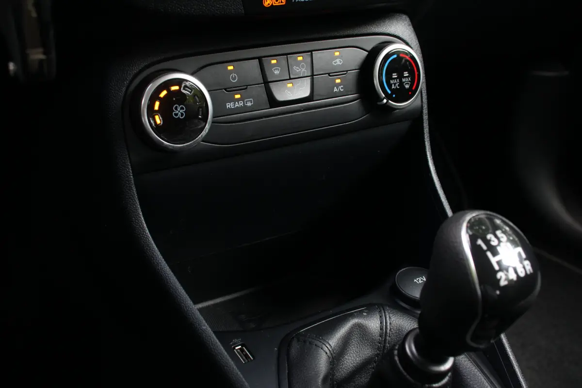 1.0EB TITANIUM | NL-AUTO | DEALER OH | CRUISE | CLIMA | NAVI | APPLE CARPLAY + ANDROID AUTO | LED | PRACHTIGE STAAT!