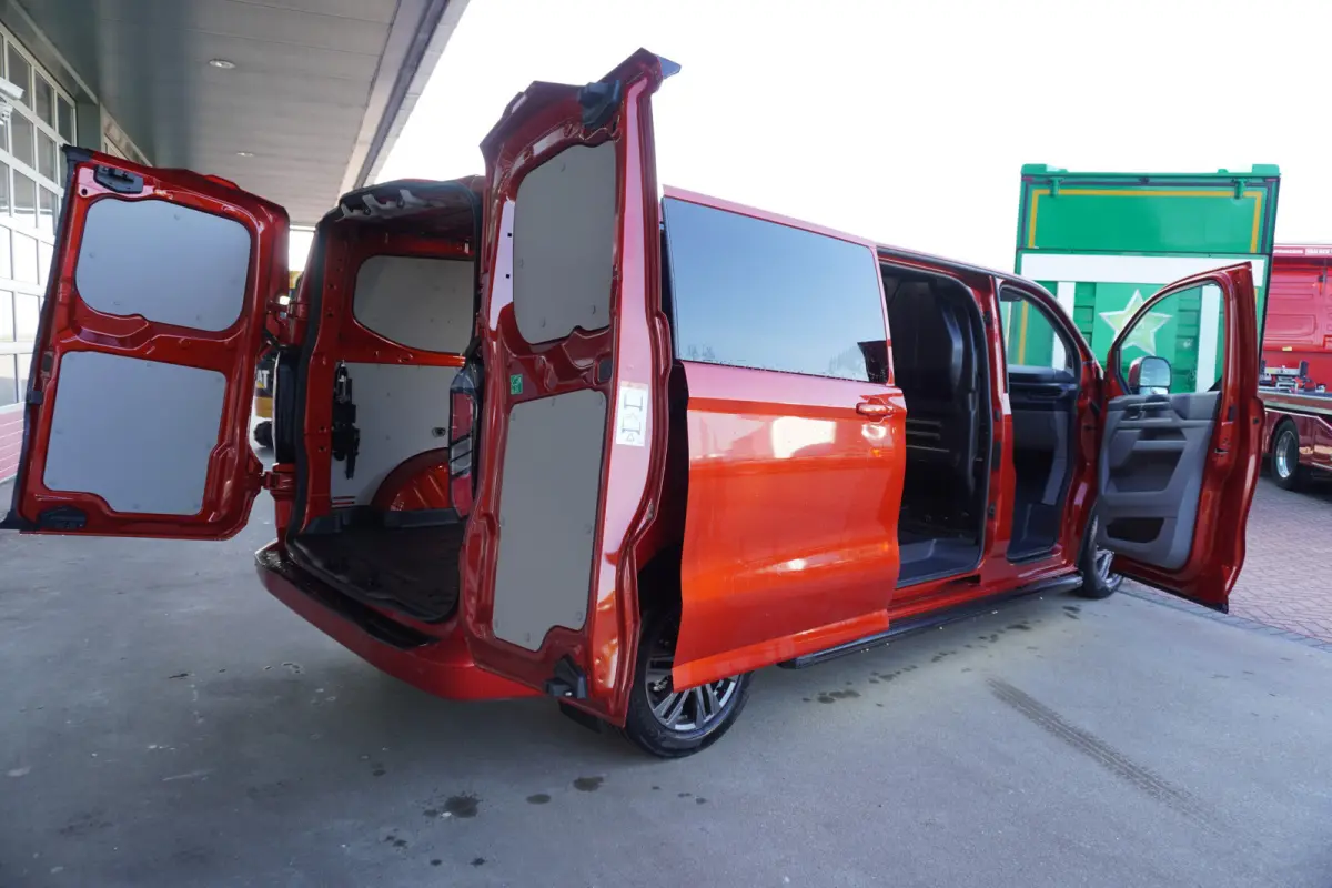 320L 2.0 TDCI 136pk L2H1 Limited Nr. V153 | Airco | Adap.cruise | Navi | Glaslookpanelen | Spoilers