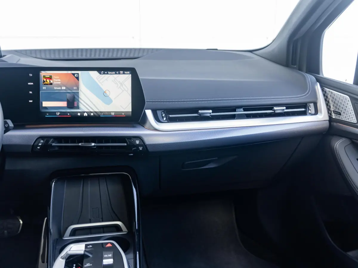 225e xDrive | M Sportpakket | Innovation Pack | Comfort Access | Panoramadak | Isofix | Head-Up Display | Harman-Kardon | 20'' |