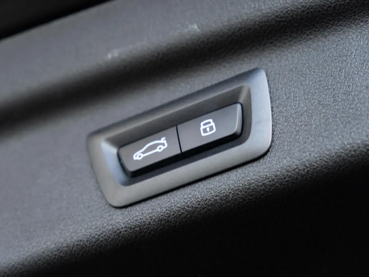 225e xDrive | M Sportpakket | Innovation Pack | Comfort Access | Panoramadak | Isofix | Head-Up Display | Harman-Kardon | 20'' |