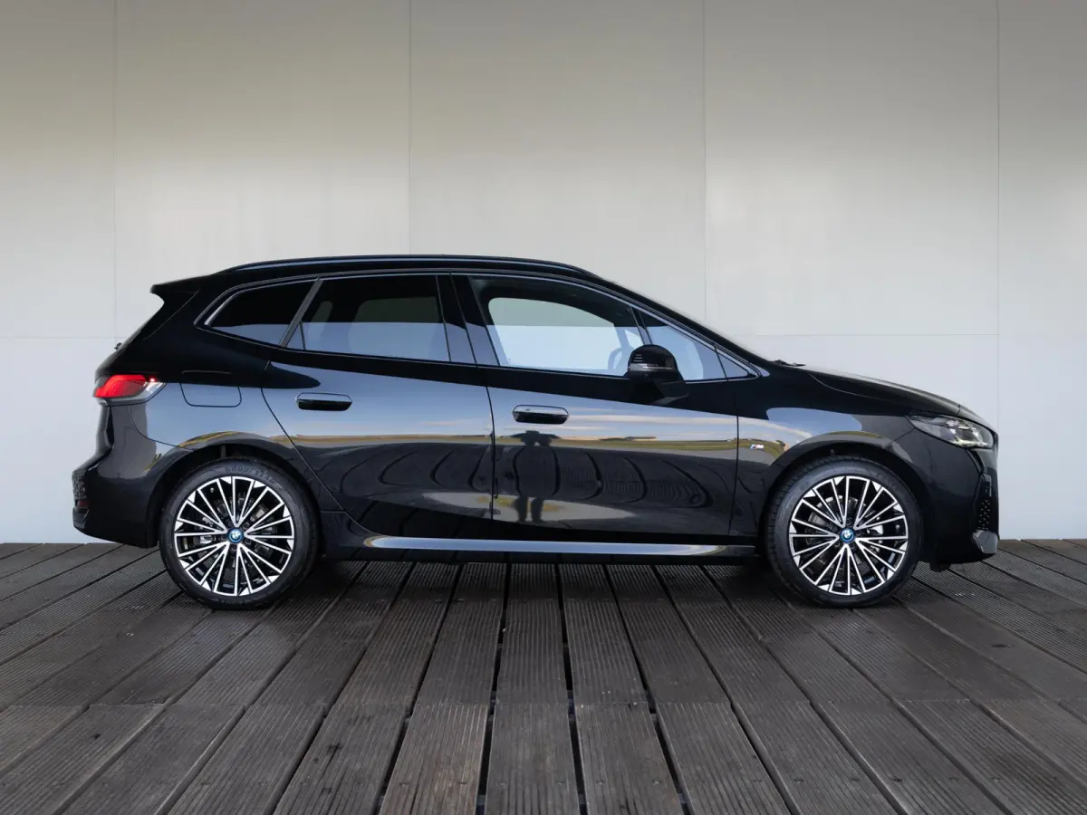225e xDrive | M Sportpakket | Innovation Pack | Comfort Access | Panoramadak | Isofix | Head-Up Display | Harman-Kardon | 20'' |