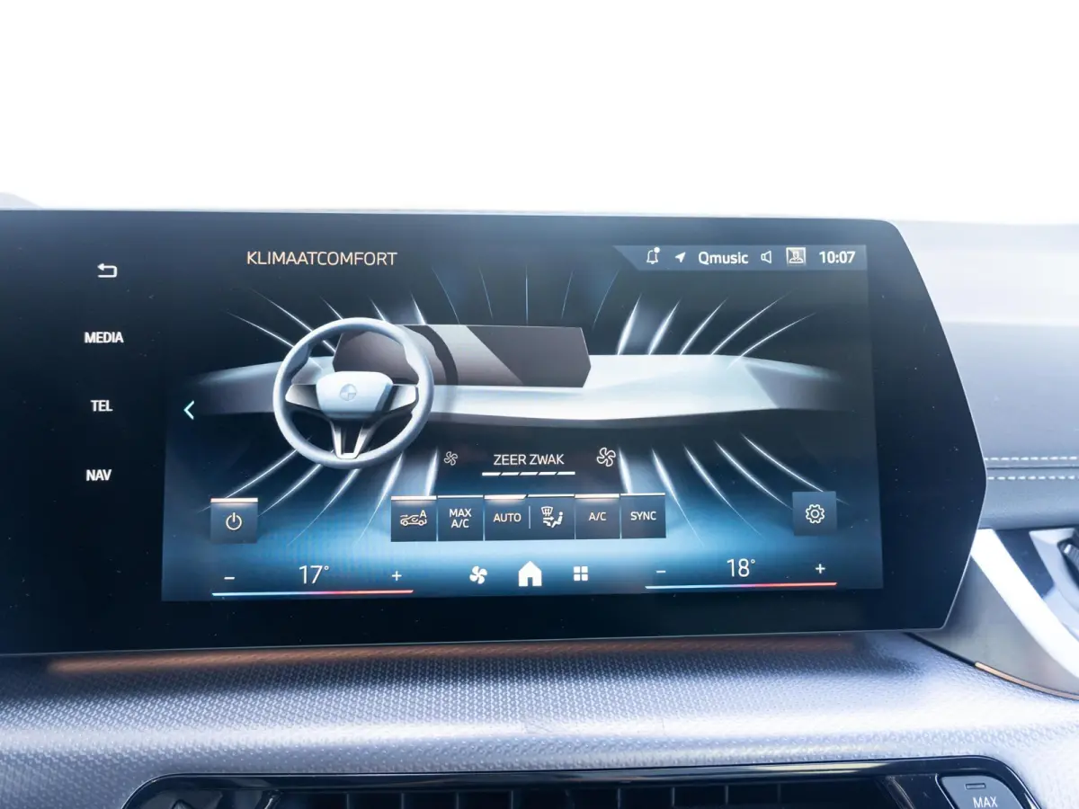 225e xDrive | M Sportpakket | Innovation Pack | Comfort Access | Panoramadak | Isofix | Head-Up Display | Harman-Kardon | 20'' |
