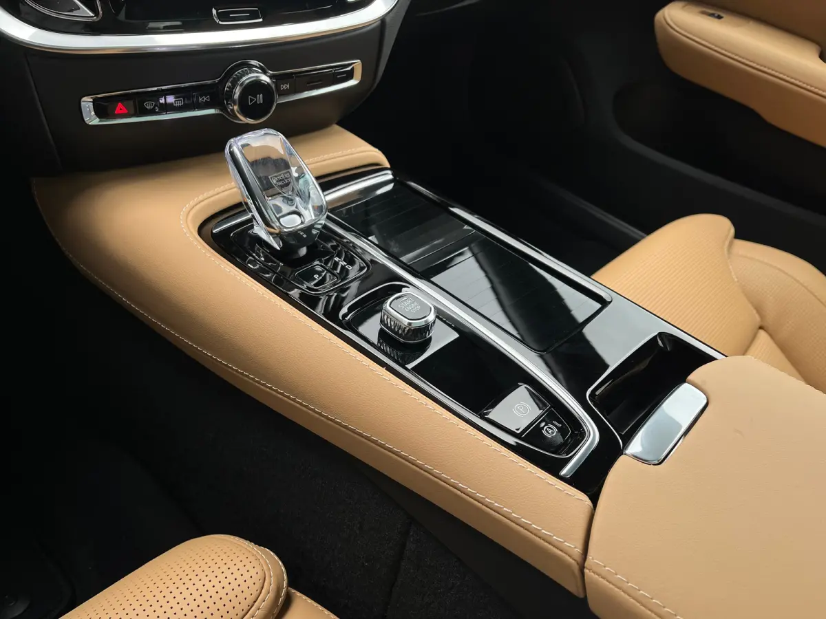 T6 Plug-In Hybrid Ultra Dark | Bowers & Wilkins | Stoelmassage | Pano | 360 camera | Gelamineerd glas | Nappa leder |